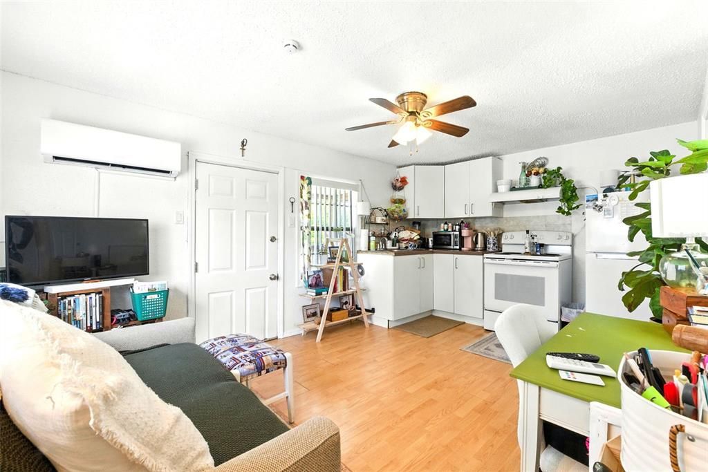 待售: $375,000 (5 贝兹, 5 浴室, 2374 平方英尺)