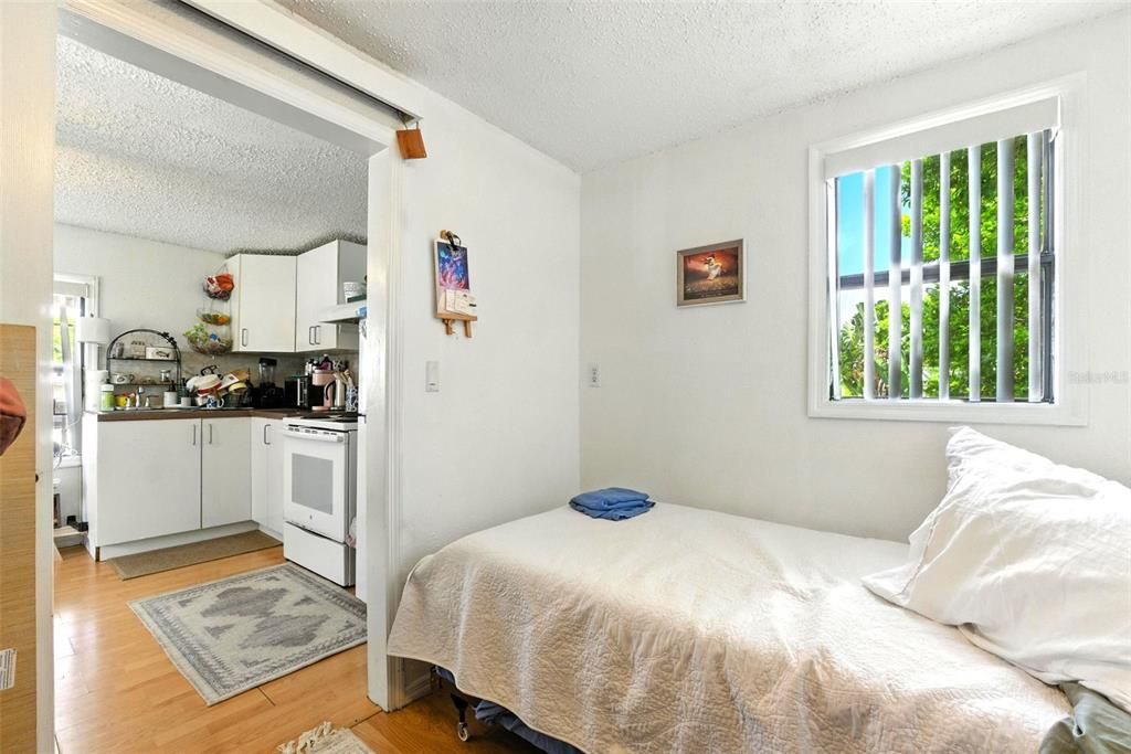 待售: $375,000 (5 贝兹, 5 浴室, 2374 平方英尺)