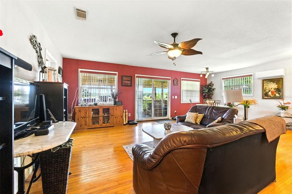 待售: $375,000 (5 贝兹, 5 浴室, 2374 平方英尺)