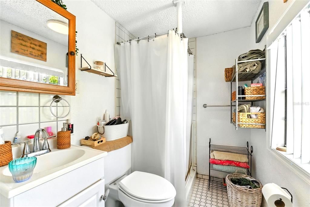 待售: $375,000 (5 贝兹, 5 浴室, 2374 平方英尺)