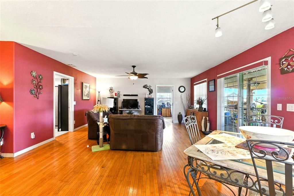 待售: $375,000 (5 贝兹, 5 浴室, 2374 平方英尺)