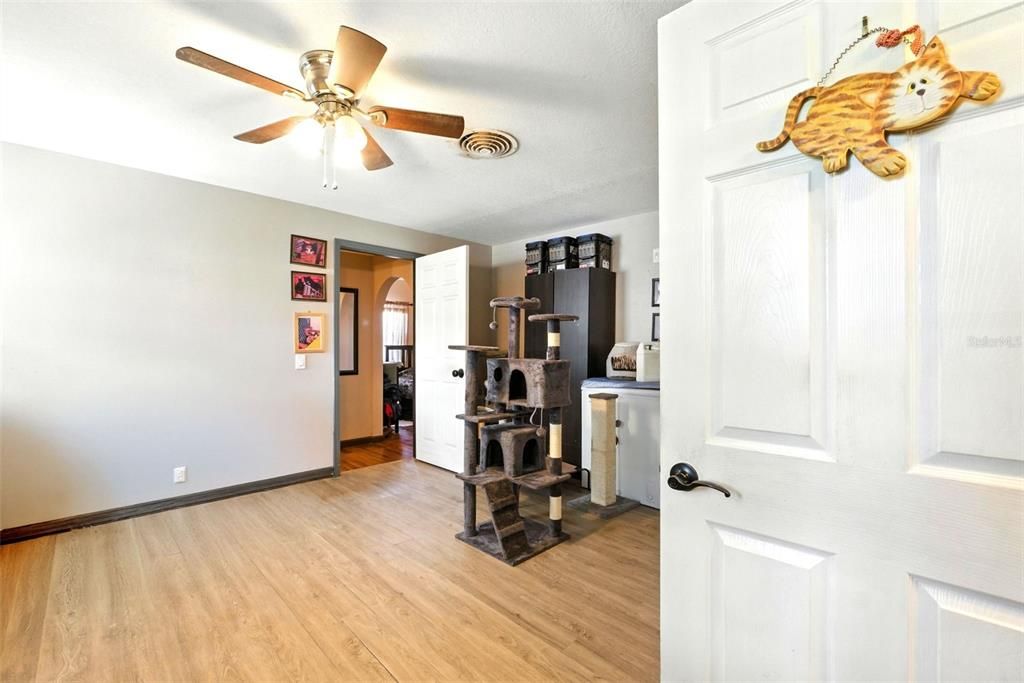 待售: $375,000 (5 贝兹, 5 浴室, 2374 平方英尺)