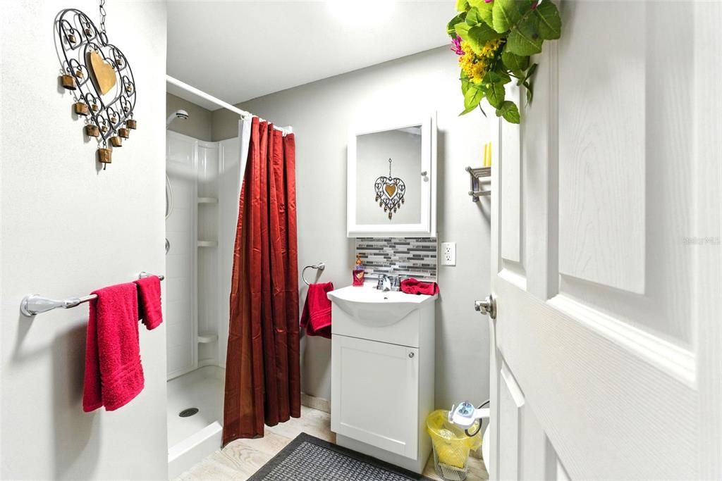 待售: $375,000 (5 贝兹, 5 浴室, 2374 平方英尺)