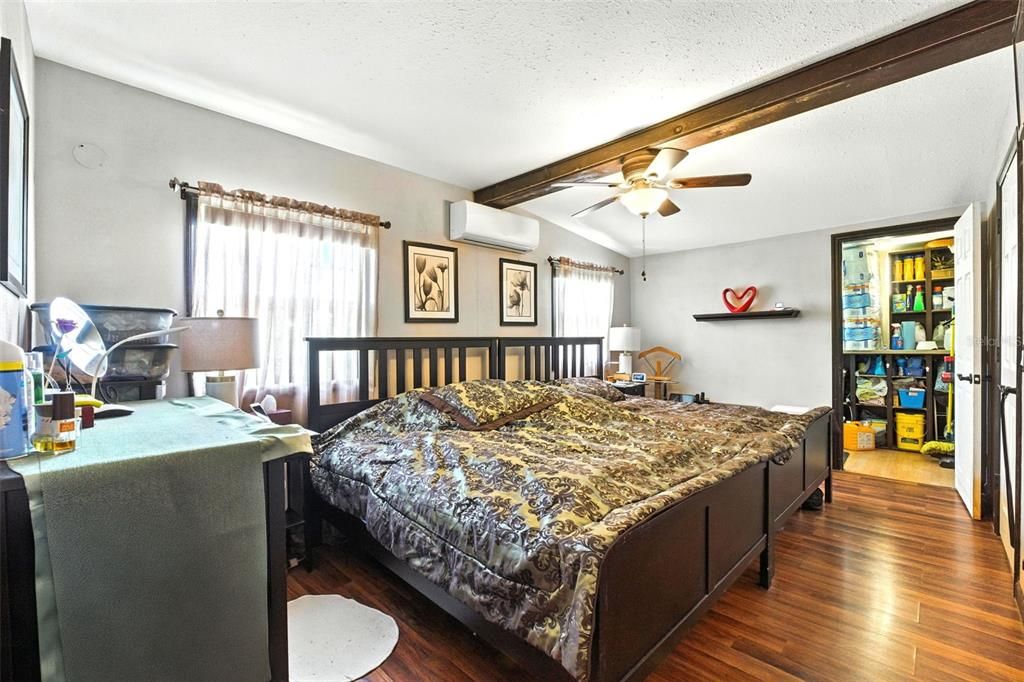 待售: $375,000 (5 贝兹, 5 浴室, 2374 平方英尺)