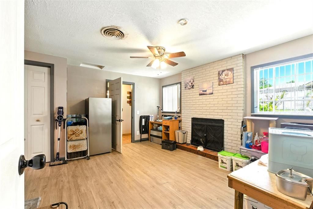 待售: $375,000 (5 贝兹, 5 浴室, 2374 平方英尺)