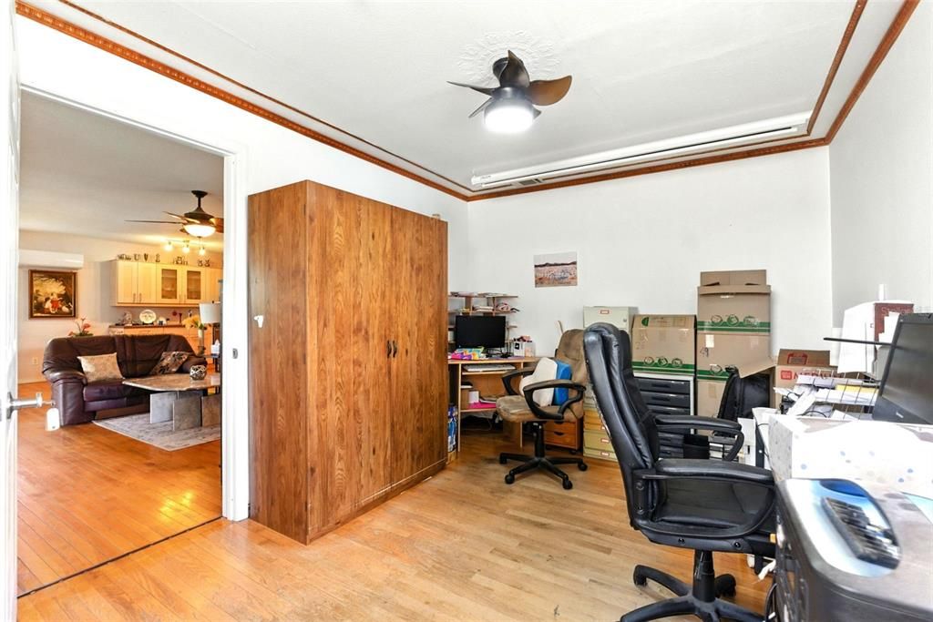 待售: $375,000 (5 贝兹, 5 浴室, 2374 平方英尺)