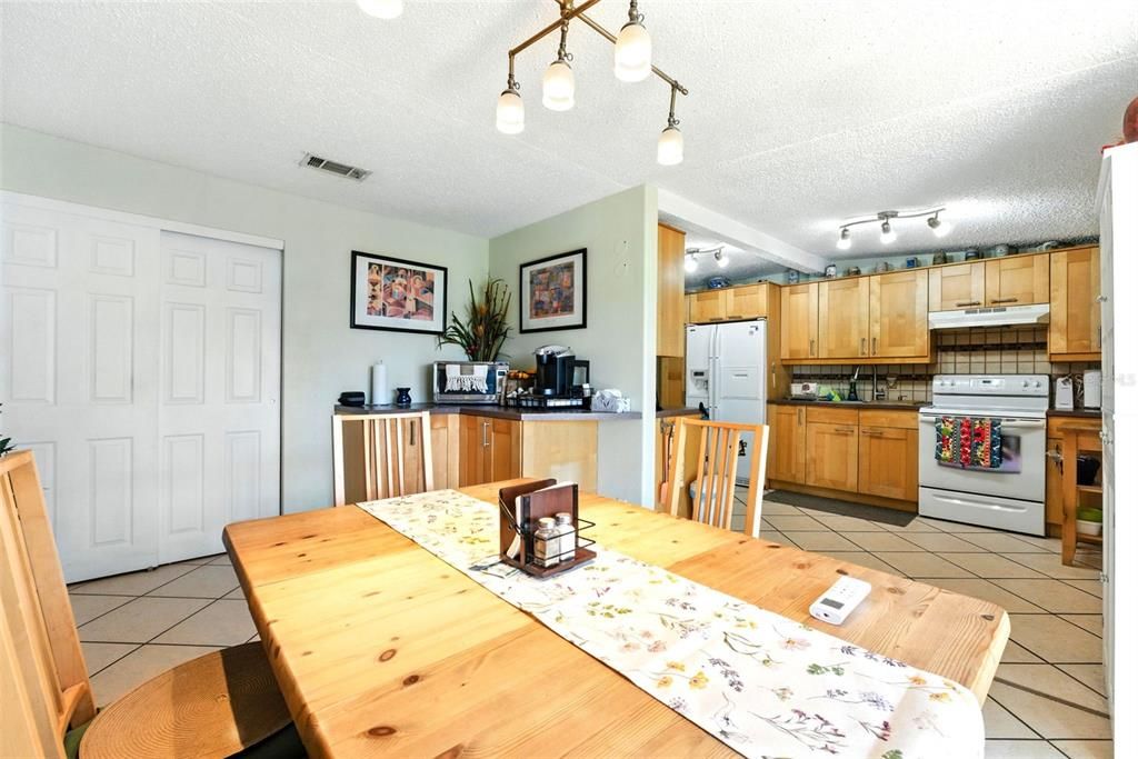 待售: $375,000 (5 贝兹, 5 浴室, 2374 平方英尺)