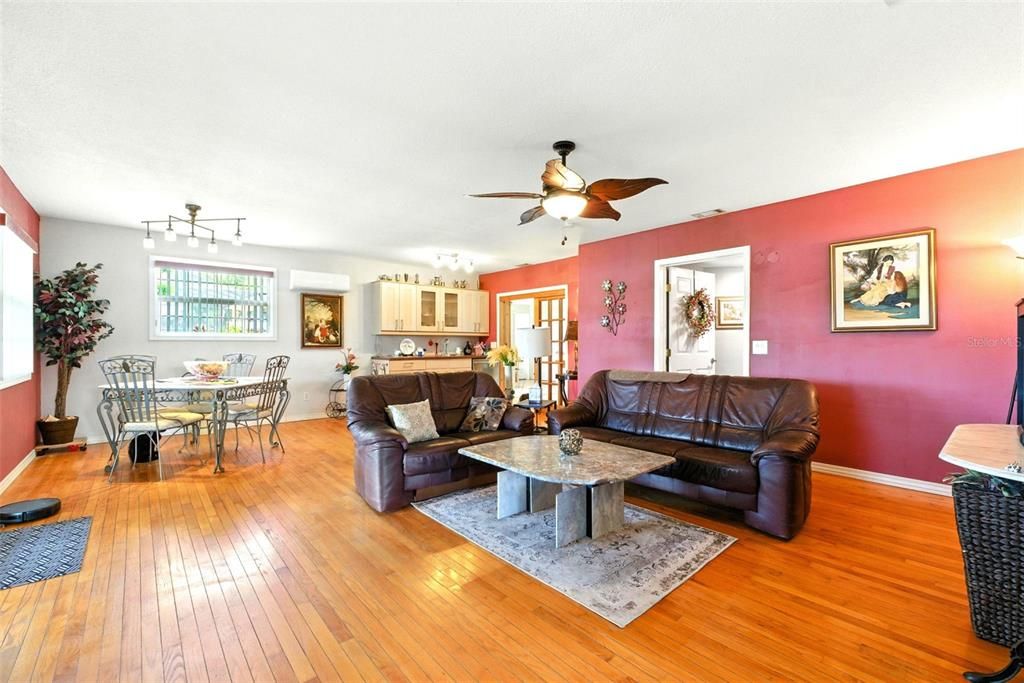 待售: $375,000 (5 贝兹, 5 浴室, 2374 平方英尺)