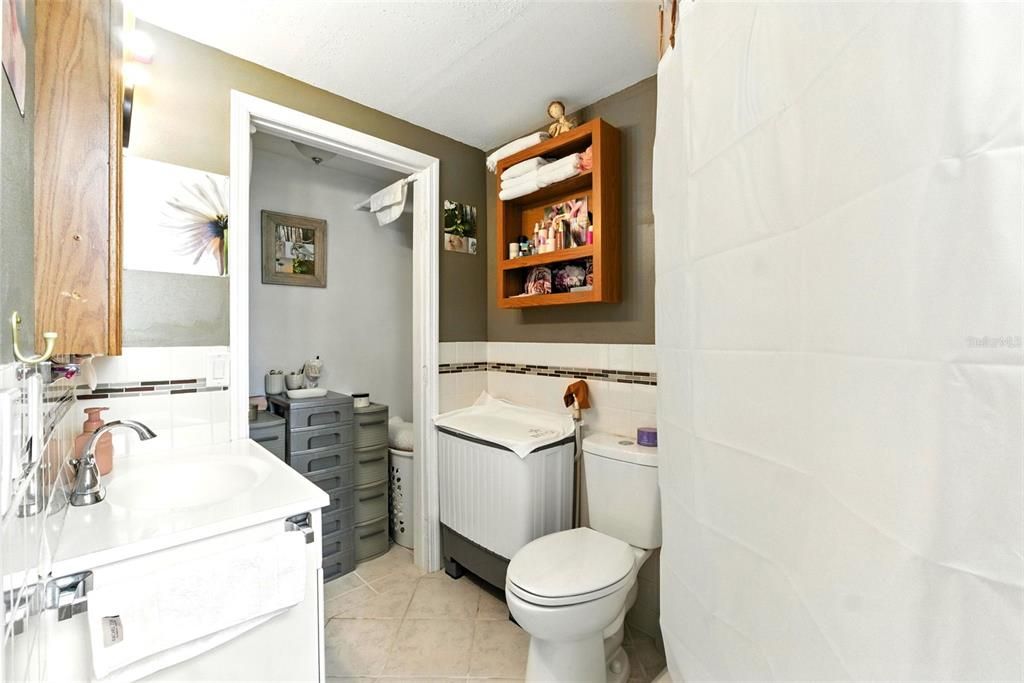 待售: $375,000 (5 贝兹, 5 浴室, 2374 平方英尺)