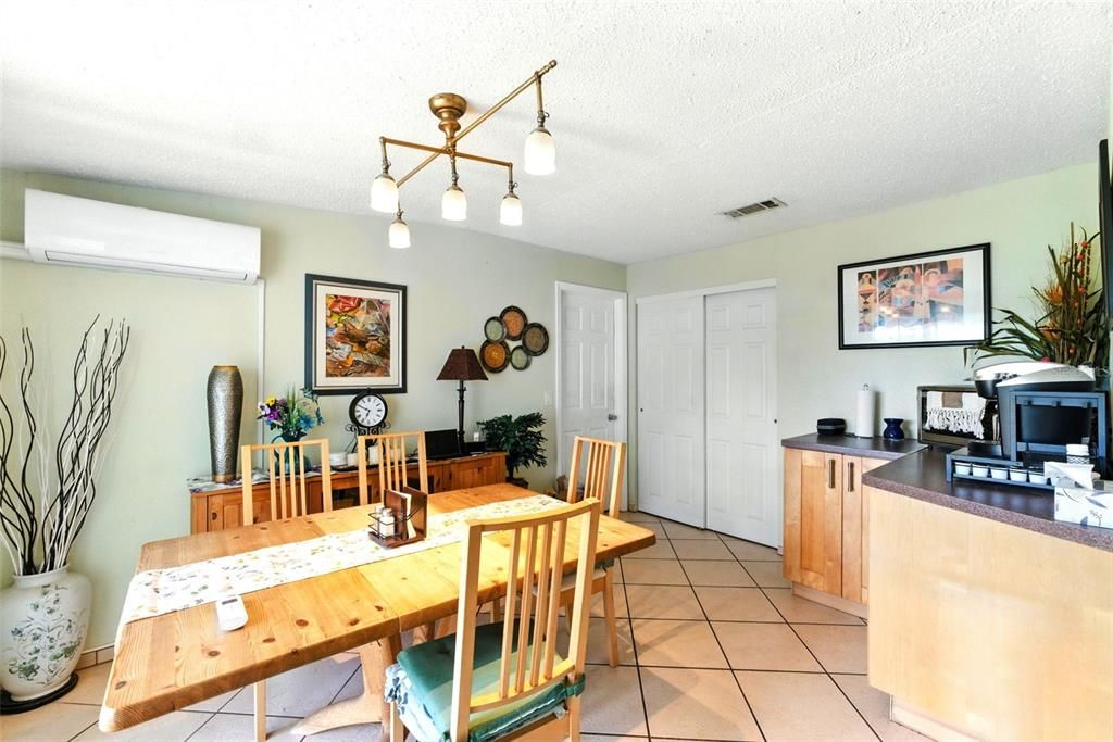 待售: $375,000 (5 贝兹, 5 浴室, 2374 平方英尺)