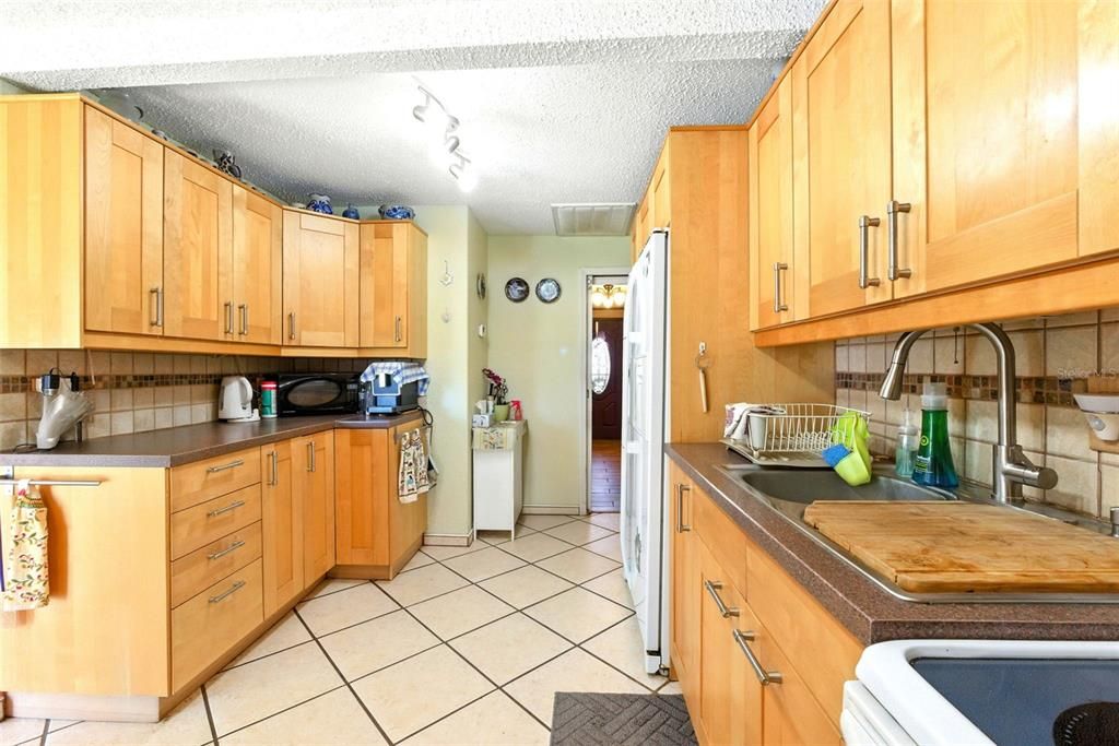 待售: $375,000 (5 贝兹, 5 浴室, 2374 平方英尺)