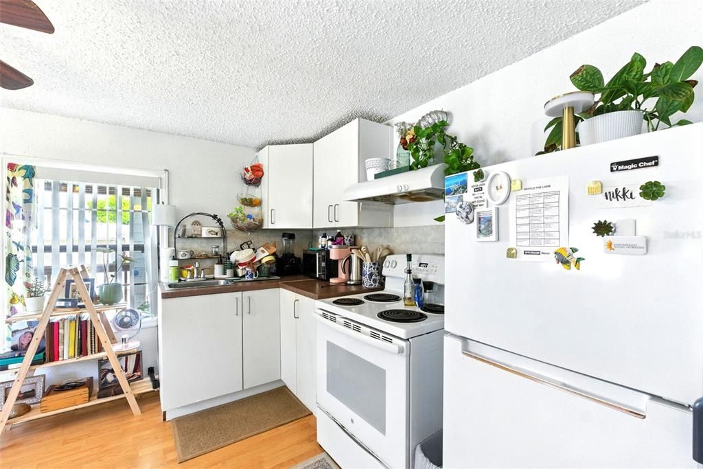 待售: $375,000 (5 贝兹, 5 浴室, 2374 平方英尺)