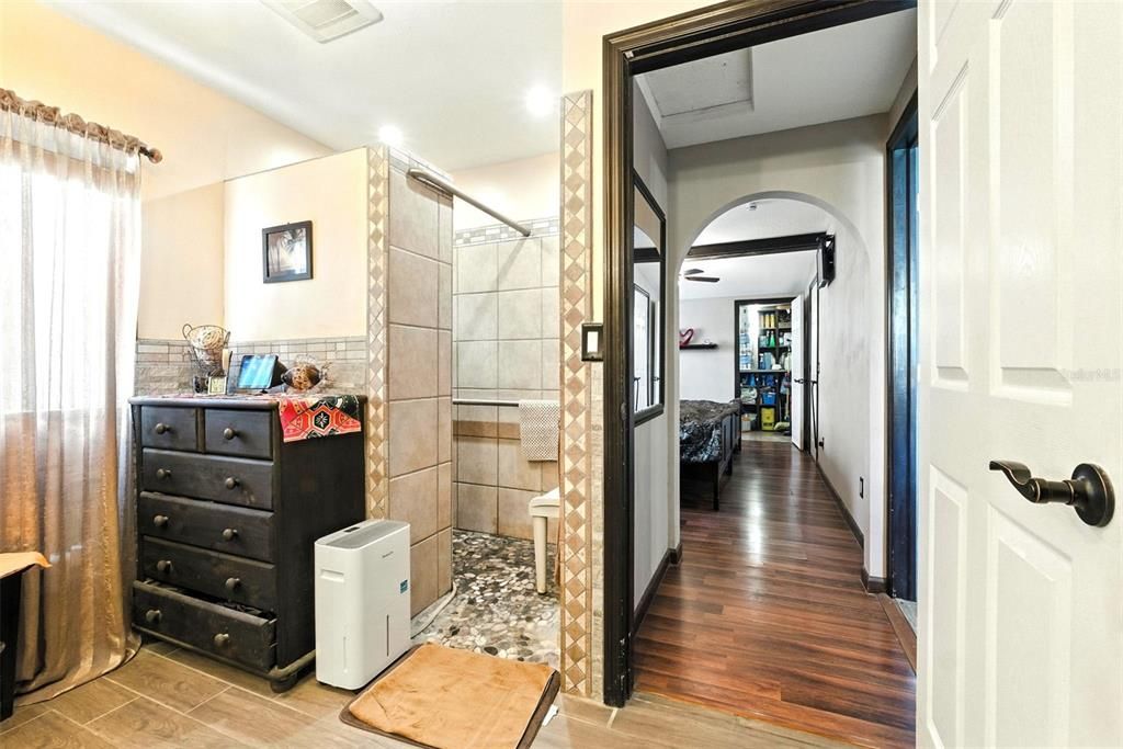 待售: $375,000 (5 贝兹, 5 浴室, 2374 平方英尺)