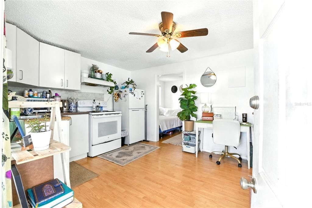 待售: $375,000 (5 贝兹, 5 浴室, 2374 平方英尺)