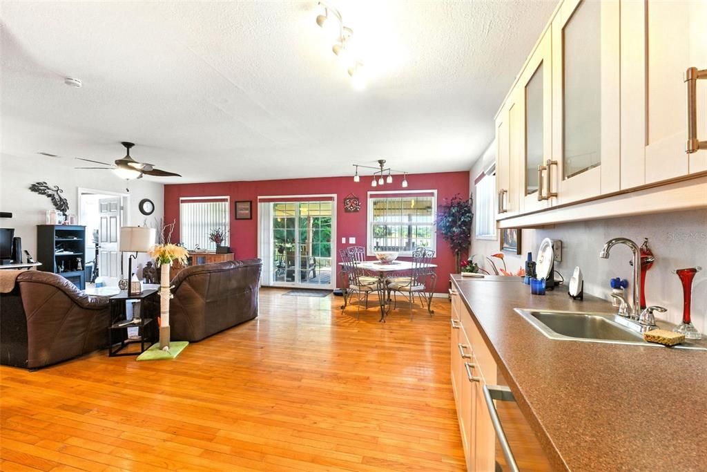 待售: $375,000 (5 贝兹, 5 浴室, 2374 平方英尺)