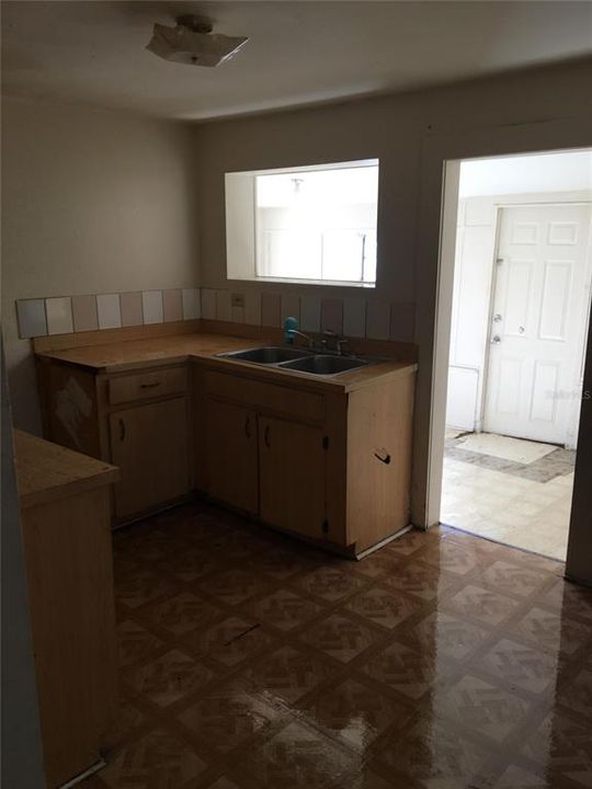 For Rent: $800 (2 beds, 1 baths, 800 Square Feet)