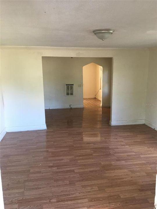 For Rent: $800 (2 beds, 1 baths, 800 Square Feet)
