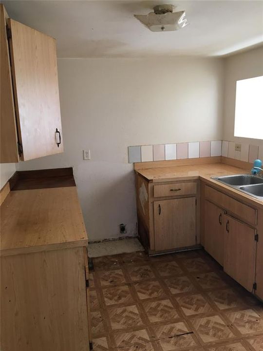 For Rent: $800 (2 beds, 1 baths, 800 Square Feet)