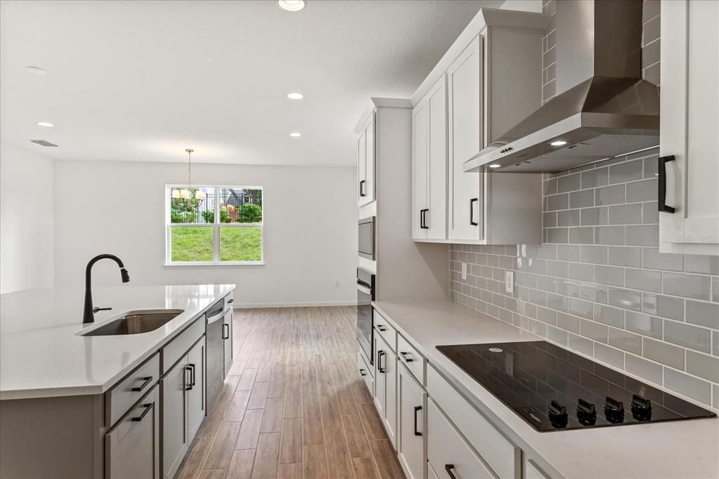 Под контрактом: $648,162 (4 спален, 3 ванн, 3038 Квадратных фут)