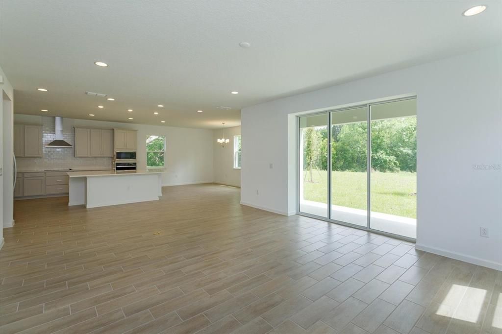 Под контрактом: $648,162 (4 спален, 3 ванн, 3038 Квадратных фут)