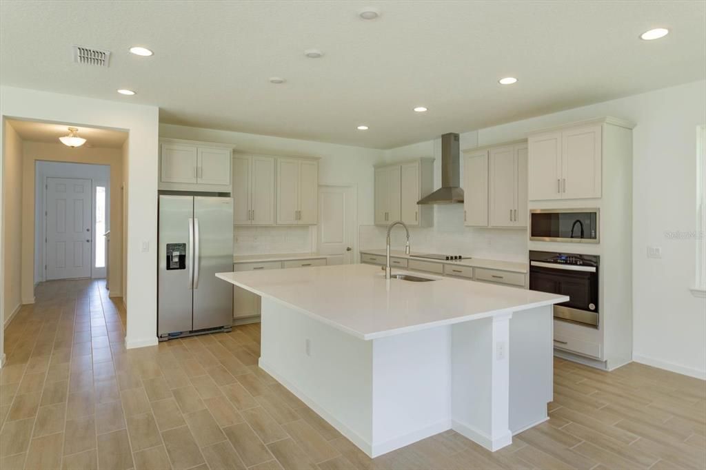 Под контрактом: $648,162 (4 спален, 3 ванн, 3038 Квадратных фут)