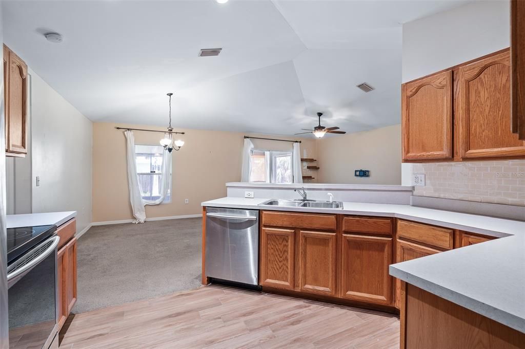 For Sale: $309,900 (3 beds, 2 baths, 1241 Square Feet)