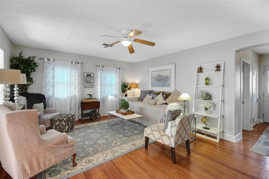 En Venta: $469,000 (2 camas, 1 baños, 1093 Pies cuadrados)