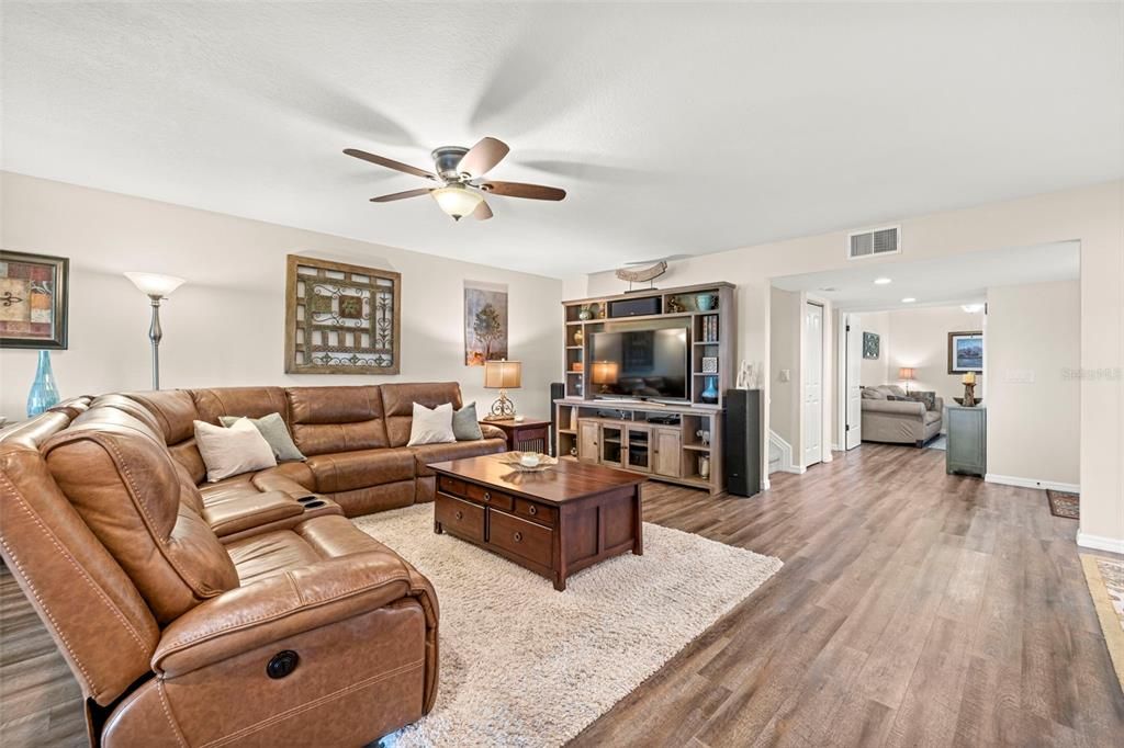 合同活跃: $480,000 (4 贝兹, 2 浴室, 2275 平方英尺)