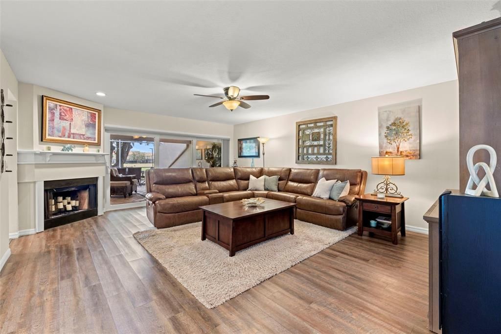 合同活跃: $480,000 (4 贝兹, 2 浴室, 2275 平方英尺)