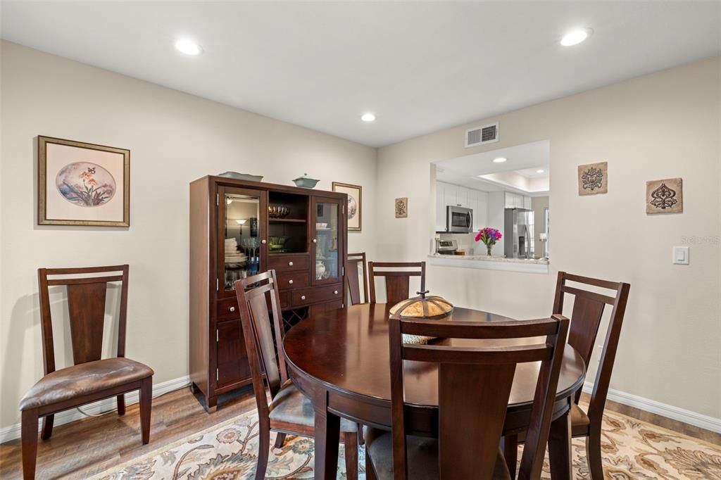 合同活跃: $480,000 (4 贝兹, 2 浴室, 2275 平方英尺)