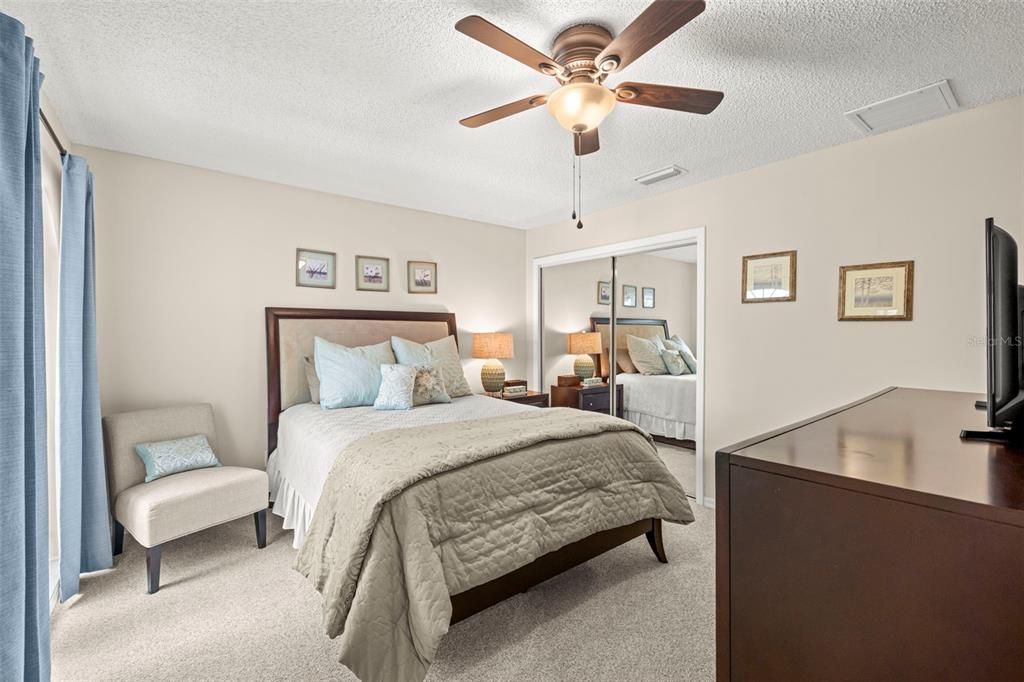 合同活跃: $480,000 (4 贝兹, 2 浴室, 2275 平方英尺)