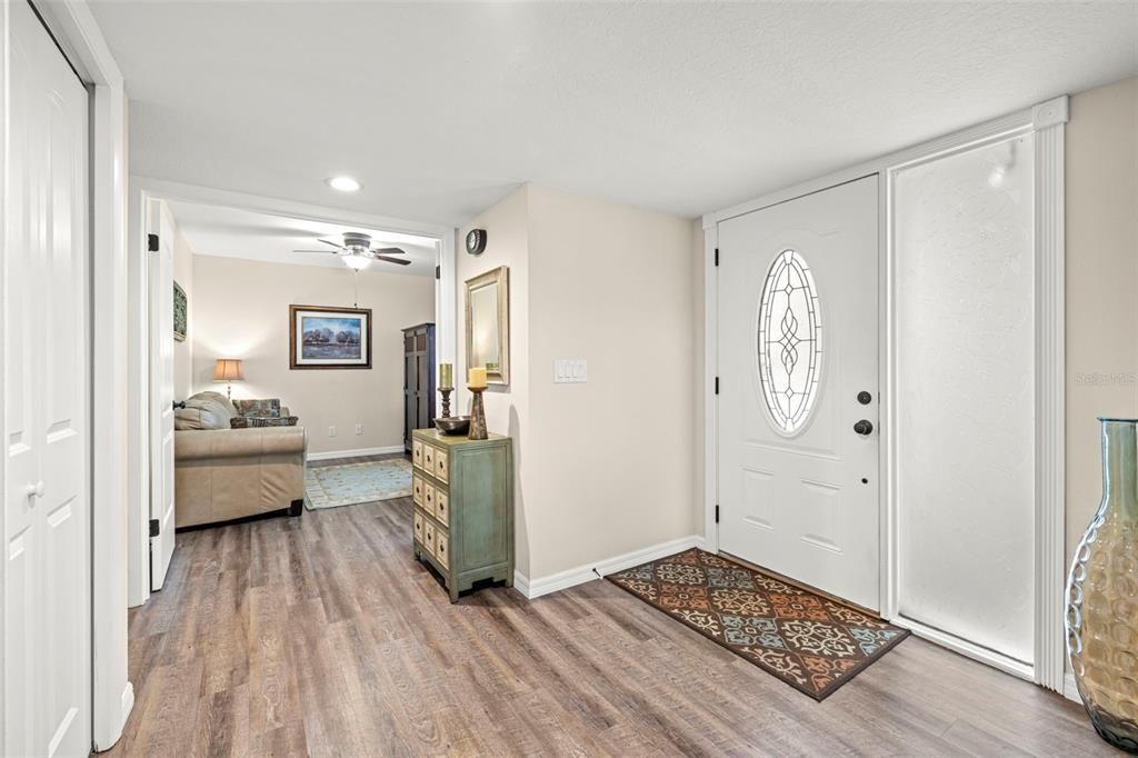 合同活跃: $480,000 (4 贝兹, 2 浴室, 2275 平方英尺)