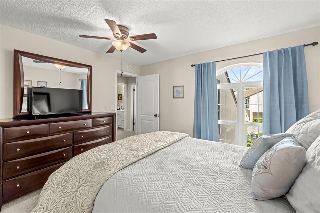 合同活跃: $480,000 (4 贝兹, 2 浴室, 2275 平方英尺)