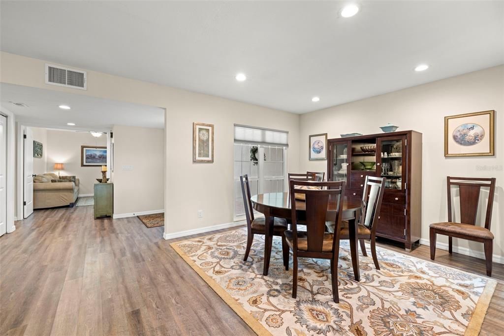 合同活跃: $480,000 (4 贝兹, 2 浴室, 2275 平方英尺)