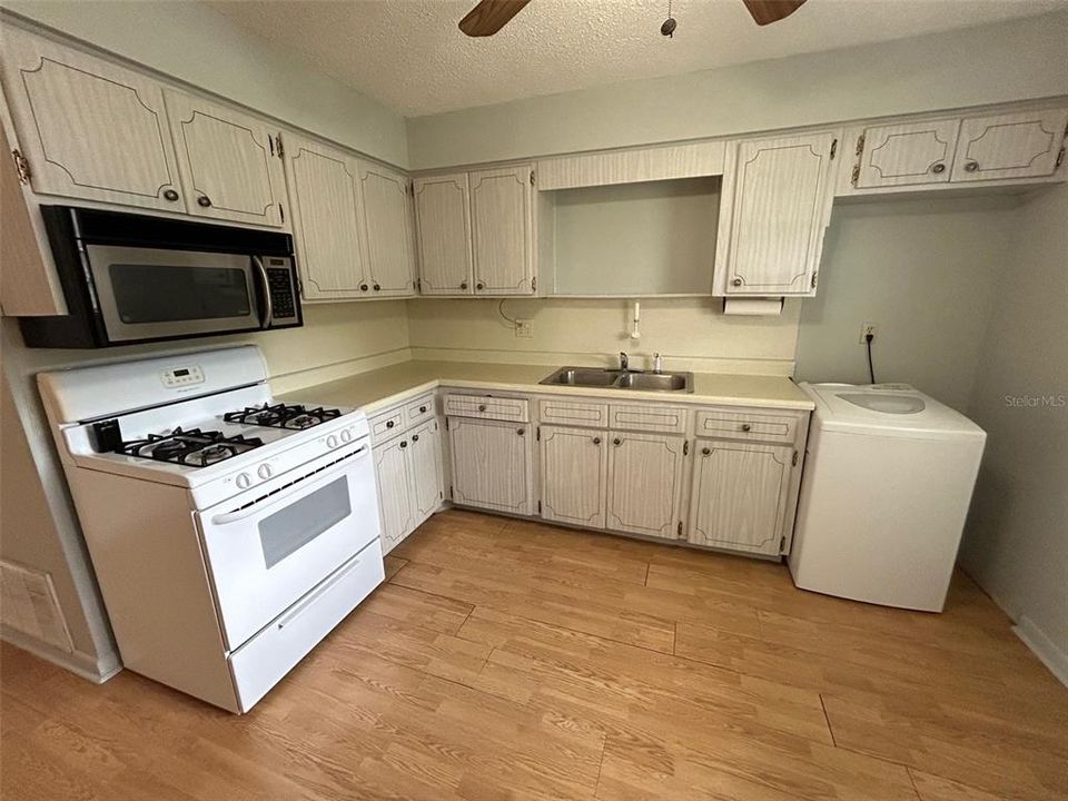 Activo con contrato: $80,000 (2 camas, 1 baños, 860 Pies cuadrados)