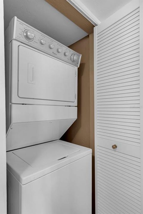 For Sale: $169,900 (2 beds, 1 baths, 832 Square Feet)