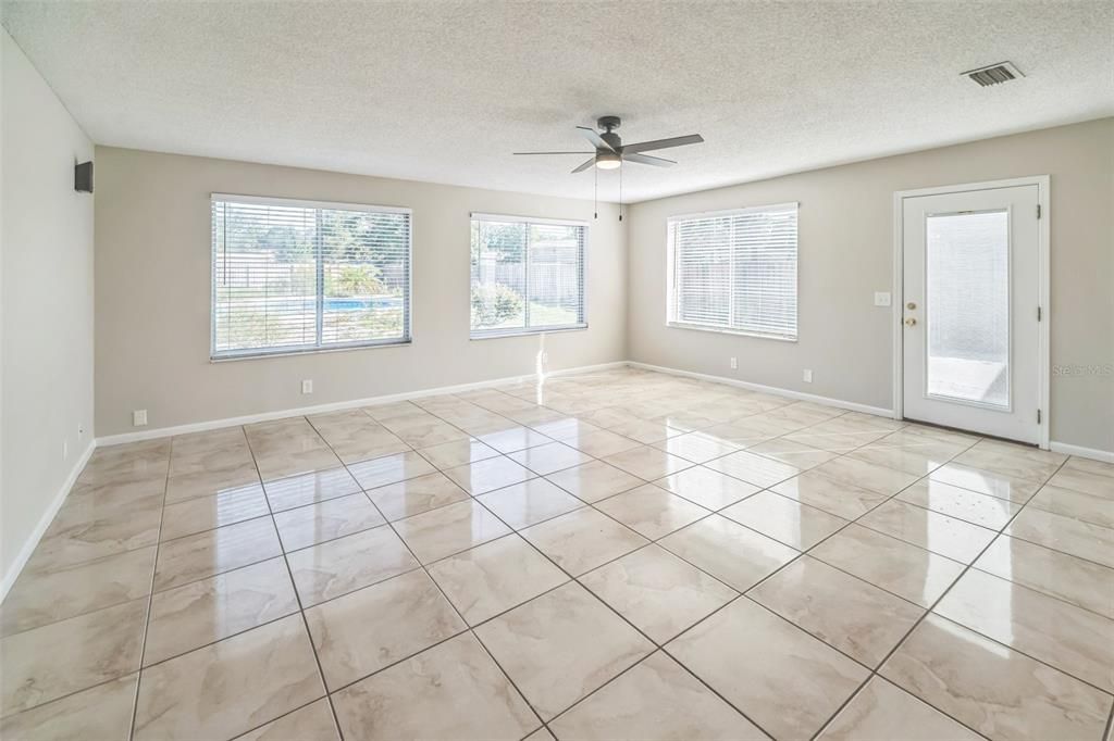 На продажу: $395,000 (3 спален, 2 ванн, 1854 Квадратных фут)