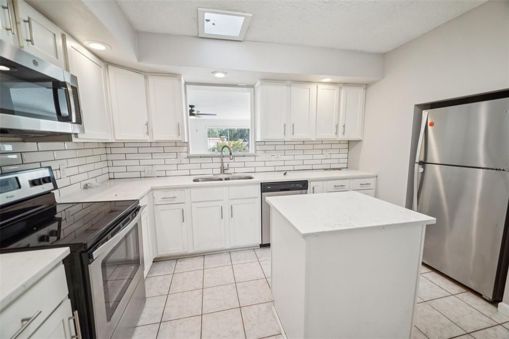 На продажу: $395,000 (3 спален, 2 ванн, 1854 Квадратных фут)