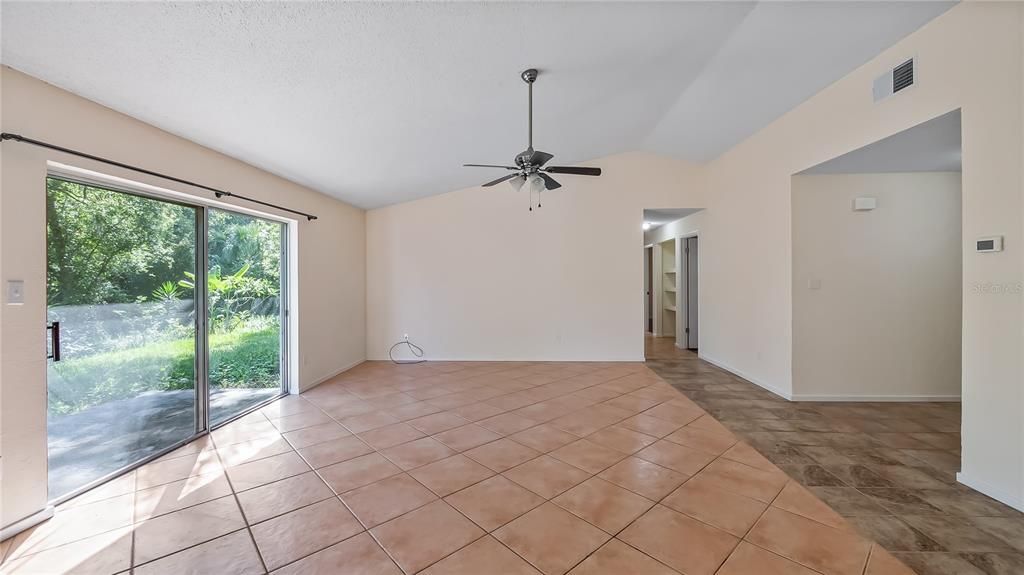 На продажу: $349,900 (3 спален, 2 ванн, 1569 Квадратных фут)