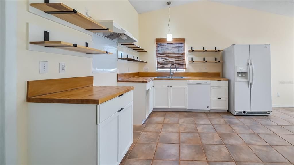 На продажу: $349,900 (3 спален, 2 ванн, 1569 Квадратных фут)