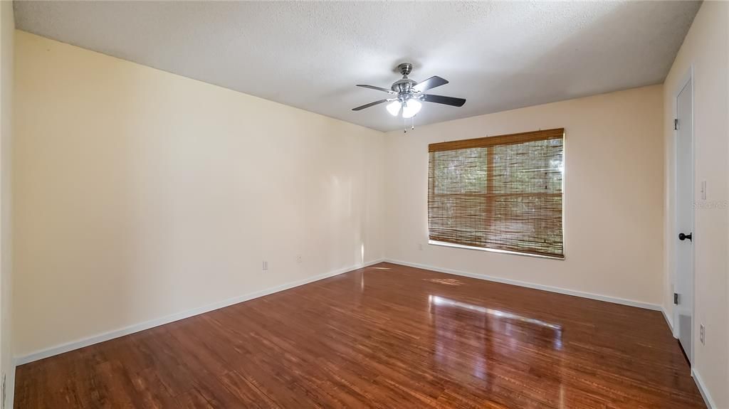 На продажу: $349,900 (3 спален, 2 ванн, 1569 Квадратных фут)