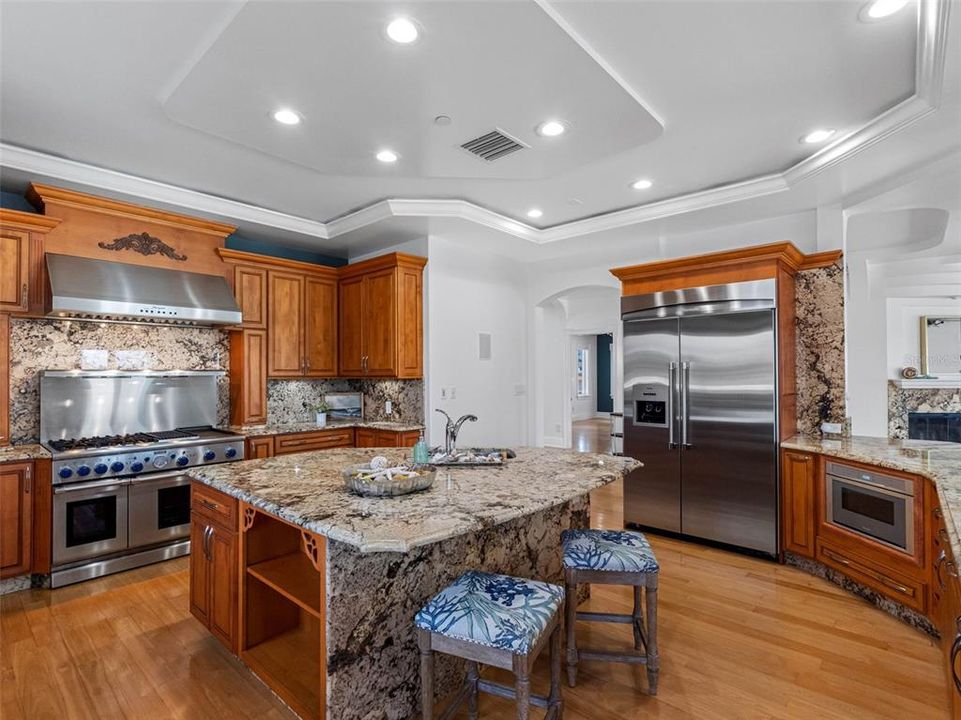 合同活跃: $3,550,000 (5 贝兹, 4 浴室, 4820 平方英尺)