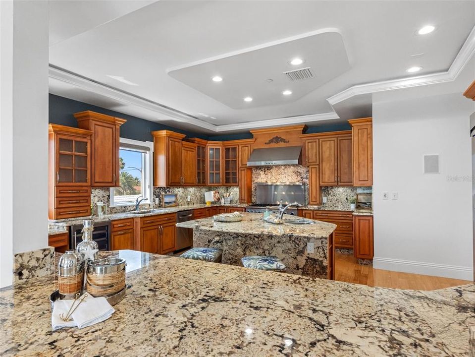 合同活跃: $3,550,000 (5 贝兹, 4 浴室, 4820 平方英尺)