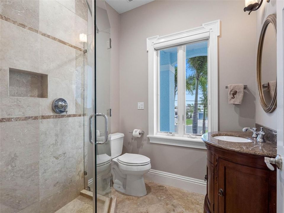 合同活跃: $3,550,000 (5 贝兹, 4 浴室, 4820 平方英尺)