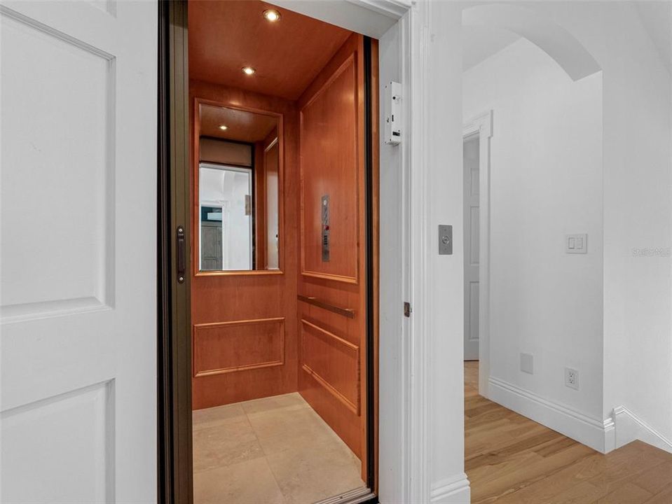 合同活跃: $3,550,000 (5 贝兹, 4 浴室, 4820 平方英尺)