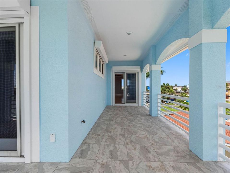 合同活跃: $3,550,000 (5 贝兹, 4 浴室, 4820 平方英尺)