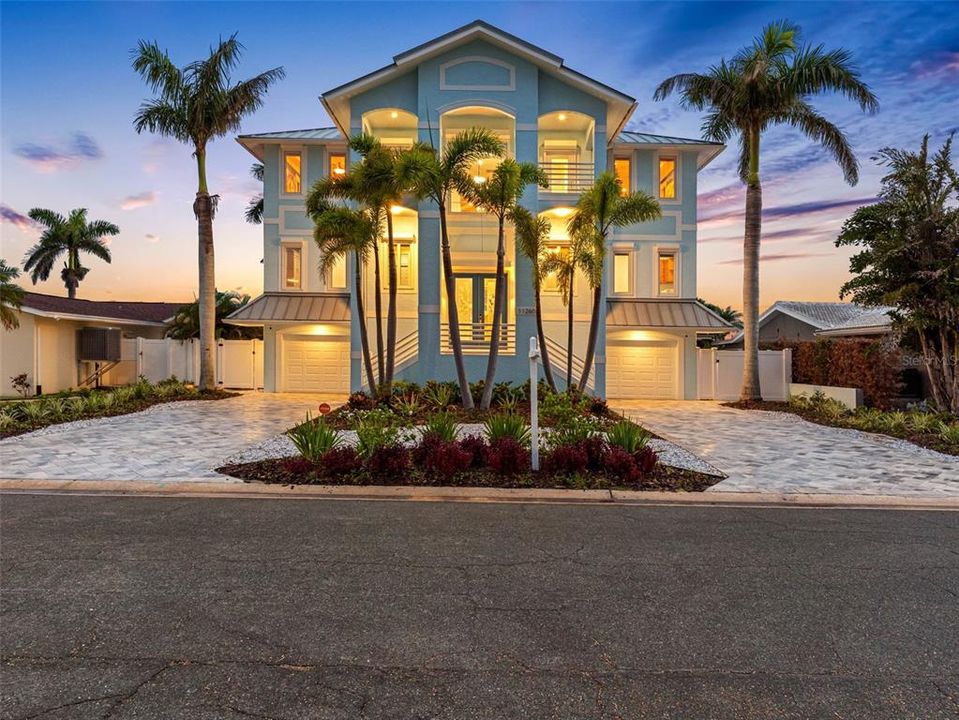 合同活跃: $3,550,000 (5 贝兹, 4 浴室, 4820 平方英尺)