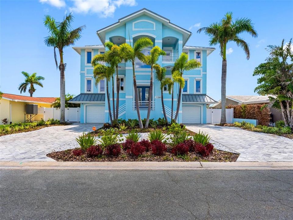 合同活跃: $3,550,000 (5 贝兹, 4 浴室, 4820 平方英尺)