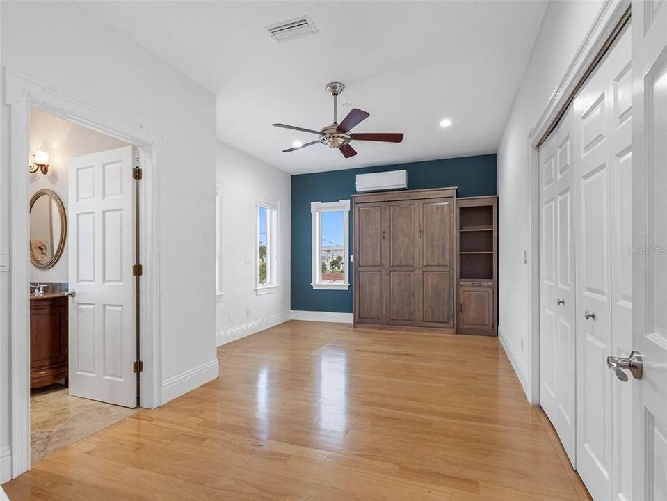 合同活跃: $3,550,000 (5 贝兹, 4 浴室, 4820 平方英尺)