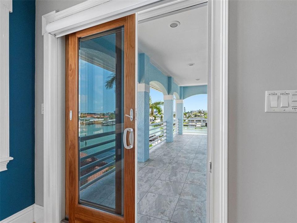 合同活跃: $3,550,000 (5 贝兹, 4 浴室, 4820 平方英尺)